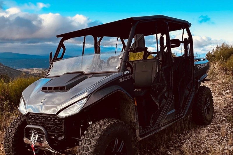 Buggy todo-o-terreno num caminho de terra, com a serra ao fundo